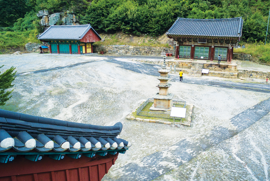 제천 신륵사 삼층석탑 멀리서찍은사진