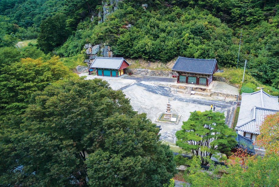 제천 신륵사 삼층석탑 엄청멀리서 찍은 사진