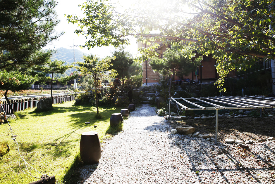 김종명 나뭇잎예술갤러리 마당 사진