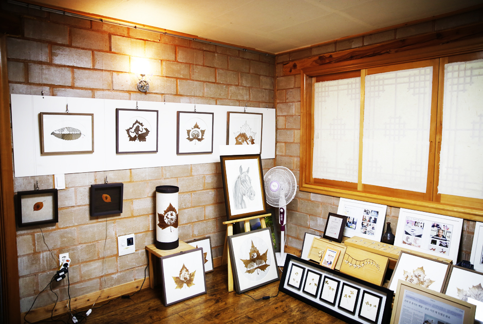 김종명 나뭇잎예술갤러리 내부 사진