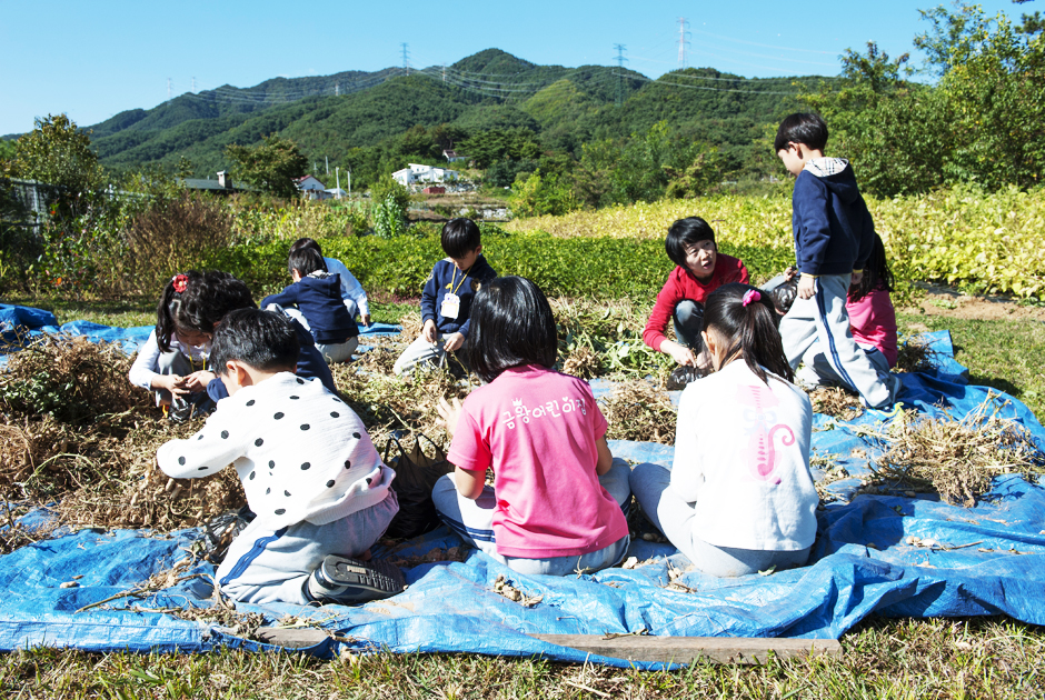 토화공방 체험하는 아이들 사진