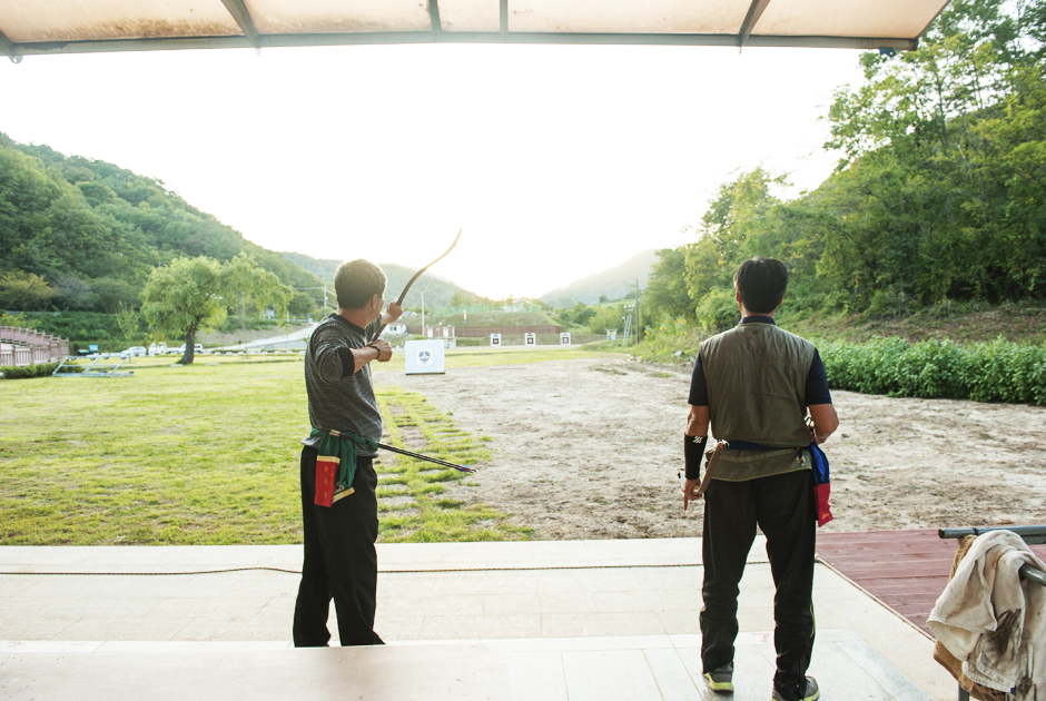 옥순정국궁장 이용하는 사람들의 모습