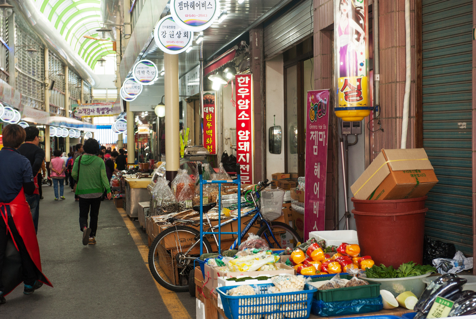 동문전통시장 상인들과 손님들