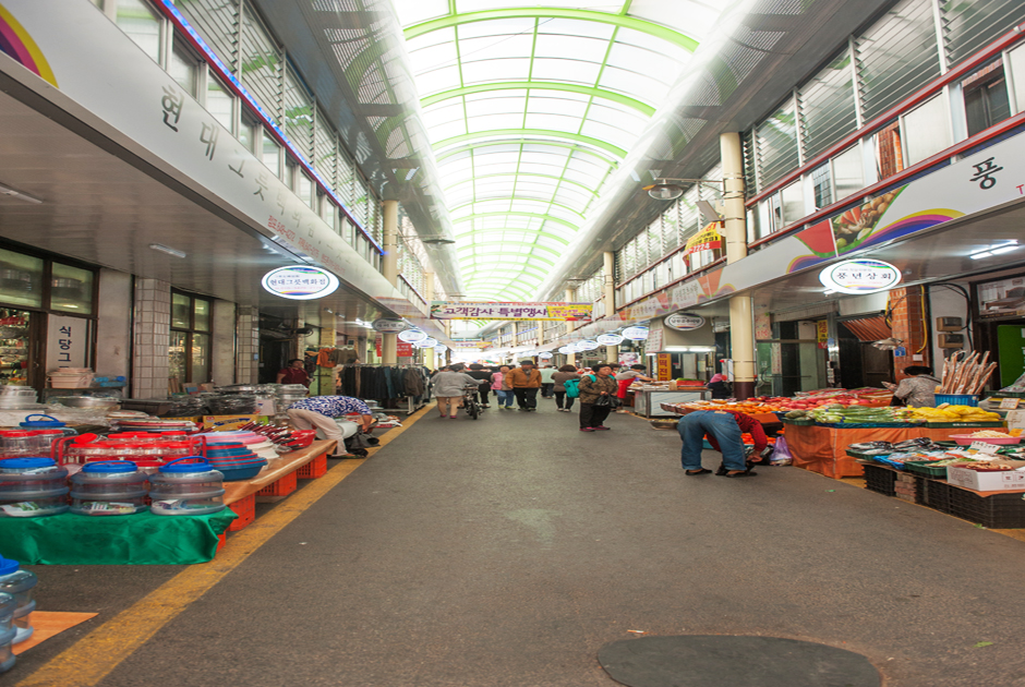 동문전통시장 상인들과  손님들2