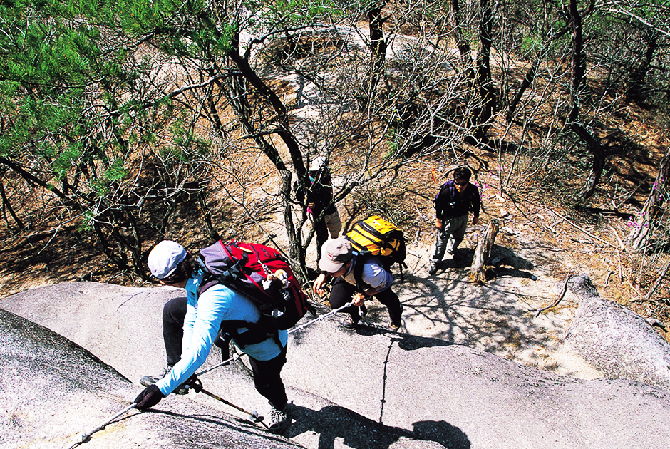 가은산 등반하는 사람들