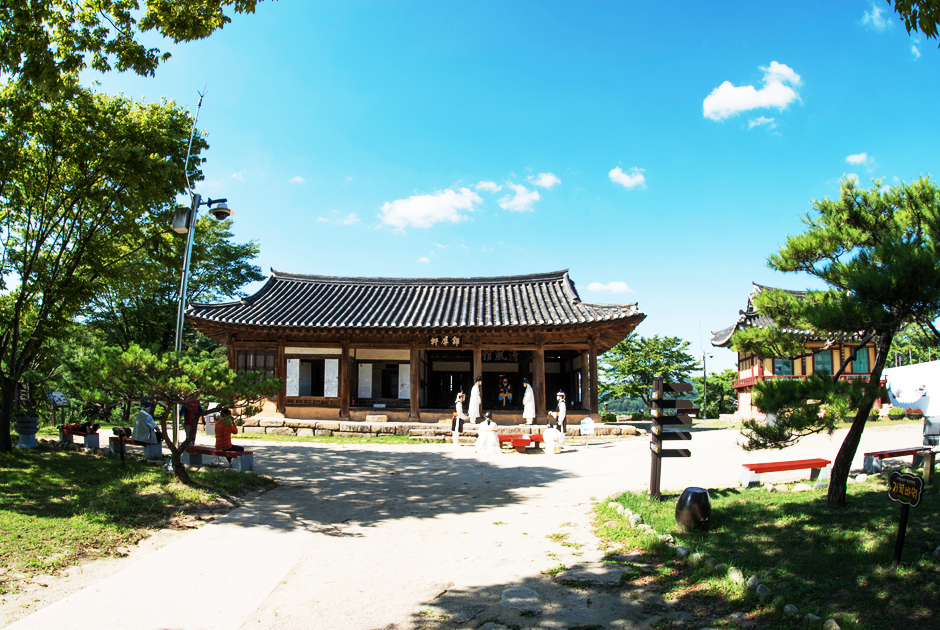 호수위의 작은 민속촌 인형동상 사진