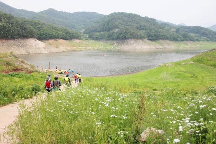 카누카약체험장으로 가는 사람 사진