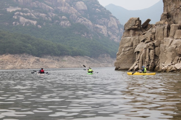 카약 타는 사람들