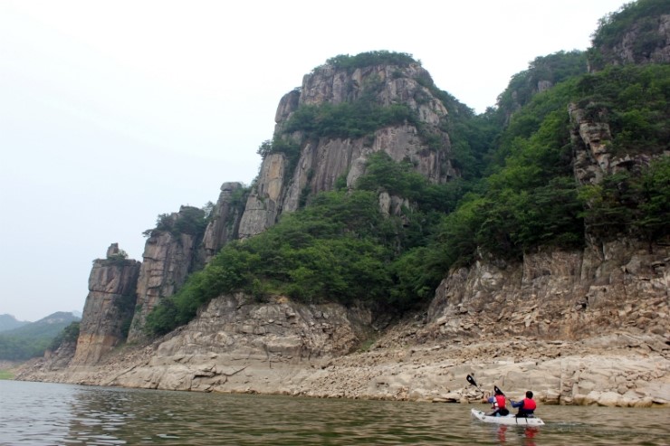 카약 타는 사람들 모습