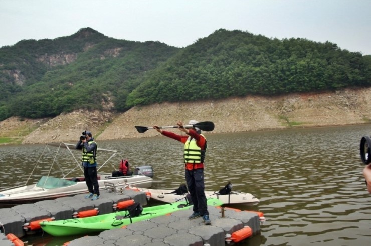 카약타기전 준비운동 하는사람들