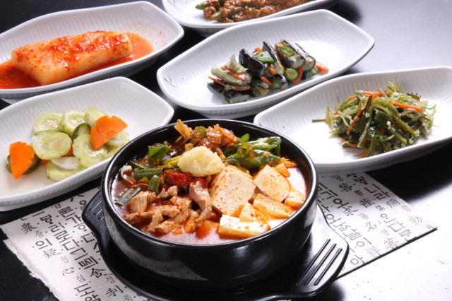 사과나무집 식당 손두부찌개 사진