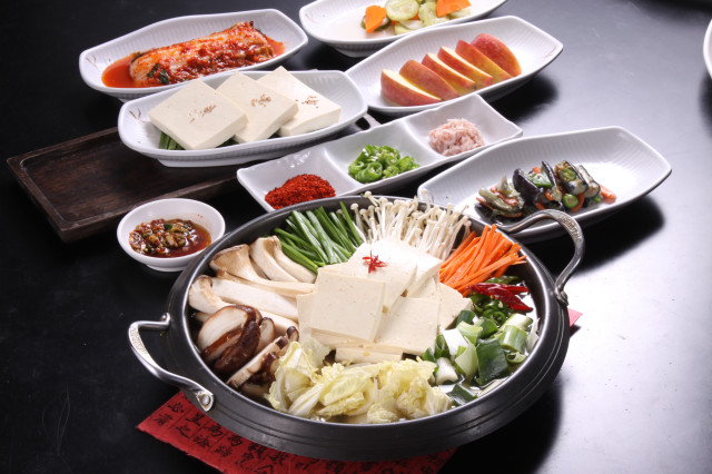 사과나무집 식당 손두부버섯전골 사진