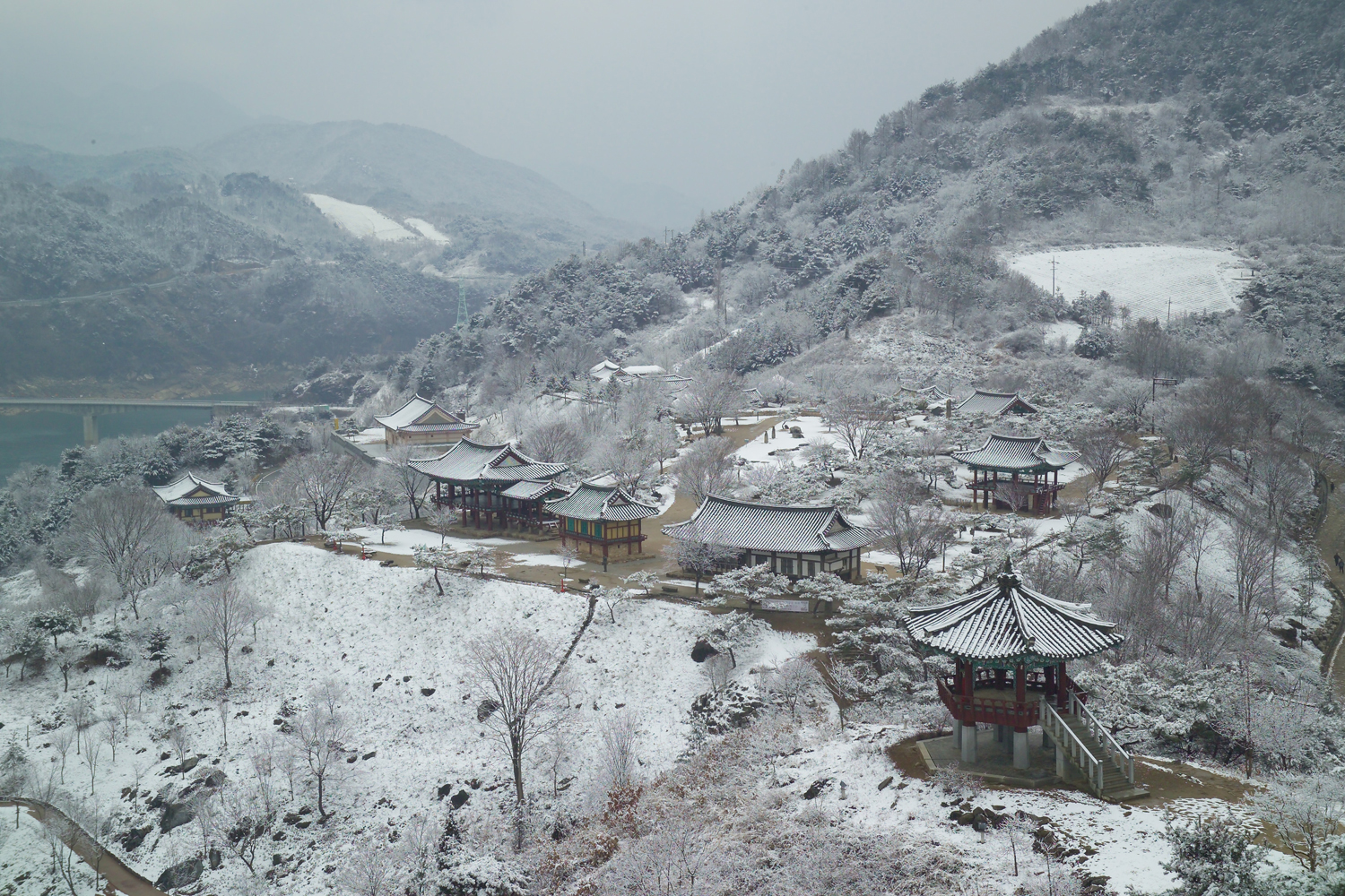 호수위의 작은민속촌 설경