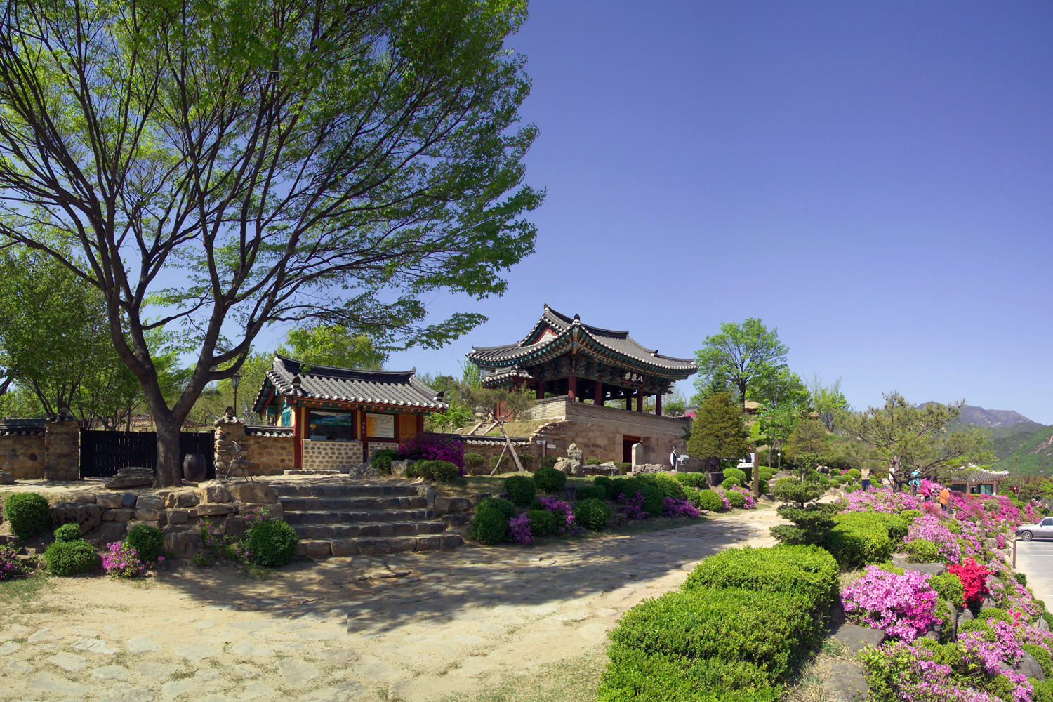호수위의 작은 민속촌 봄 전경